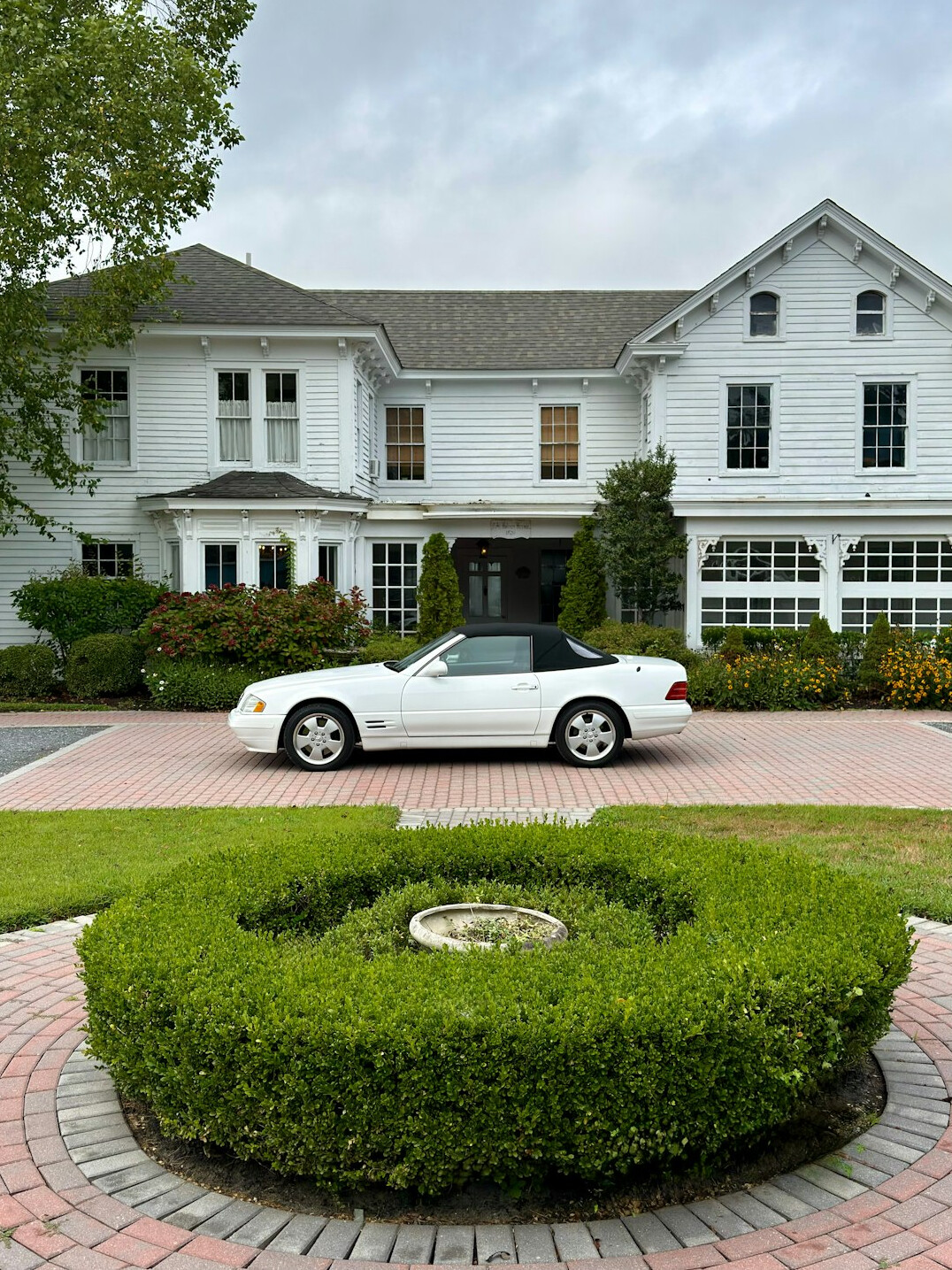 luxury celebrity mansion exterior